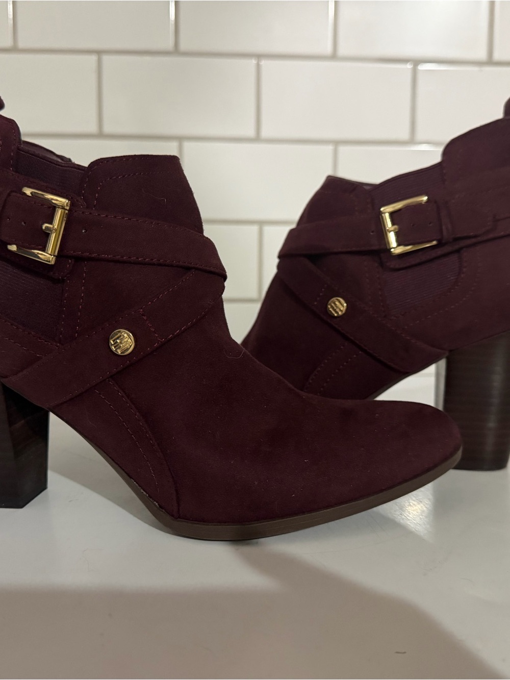 Tommy Hilfiger Burgundy Suede Ankle Bootie Pointed Toe Zip Buckle Logo Sz 9.5